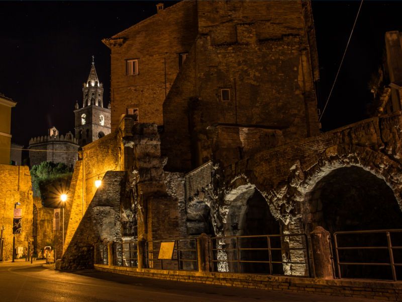 Teramo, Torre del Duomo e Teatro romano in notturna